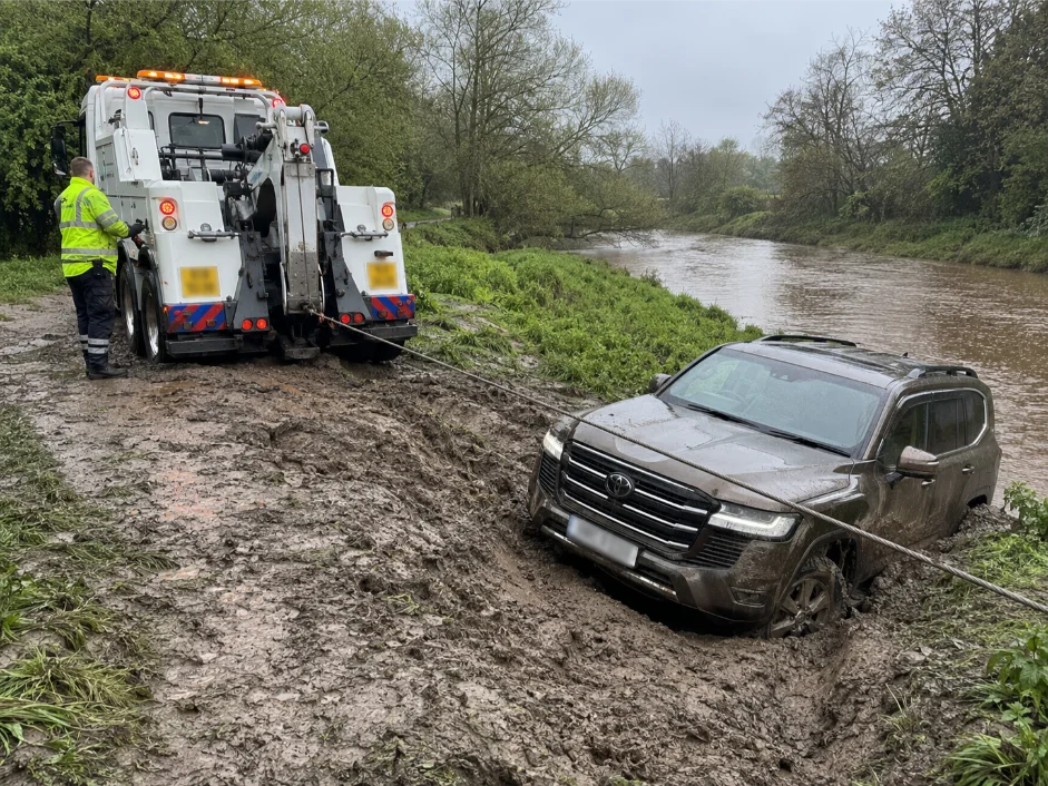 Toyota Land Cruiser Winch Recovery River Smite Bingham
